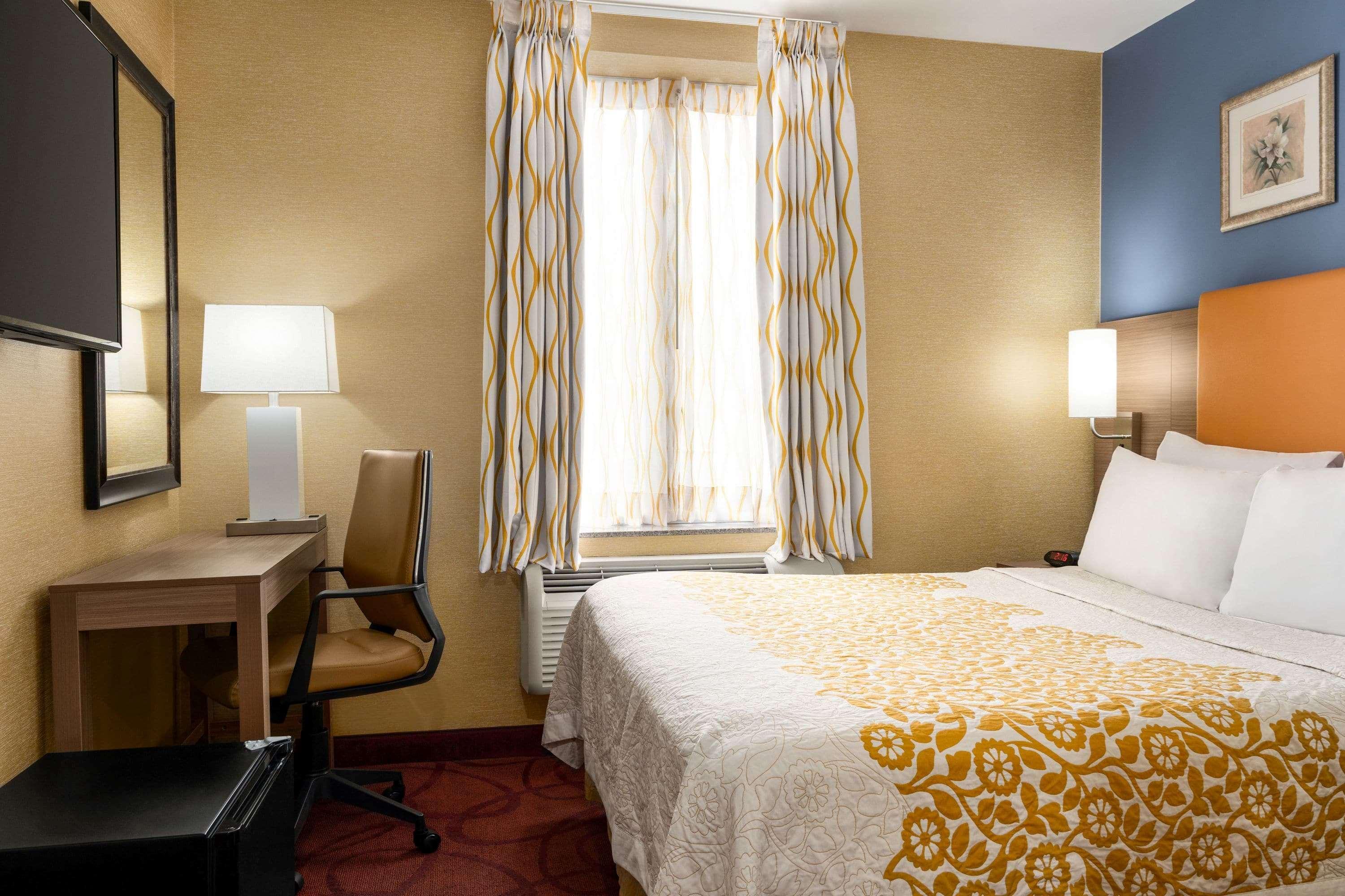 Days Inn By Wyndham Long Island City Ню Йорк Екстериор снимка