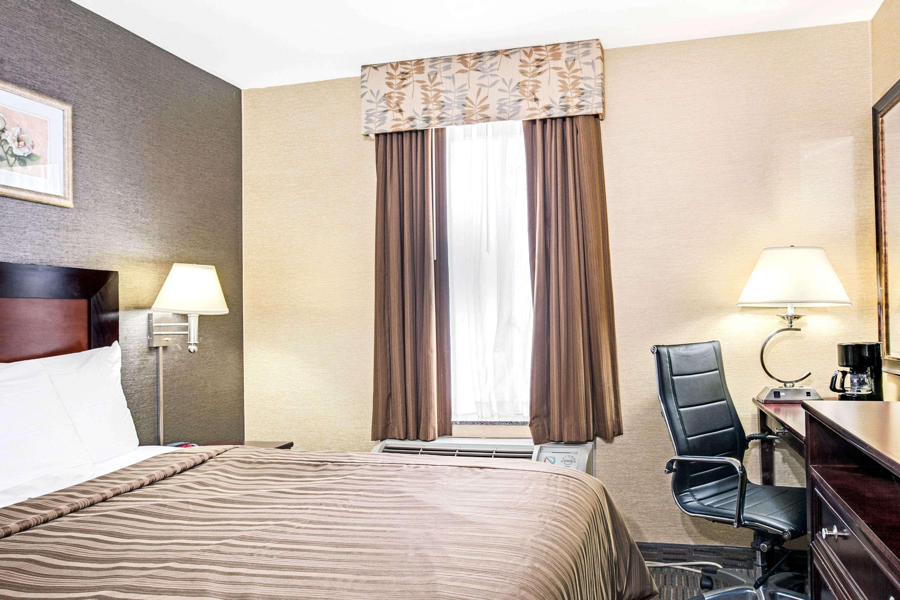 Days Inn By Wyndham Long Island City Ню Йорк Екстериор снимка