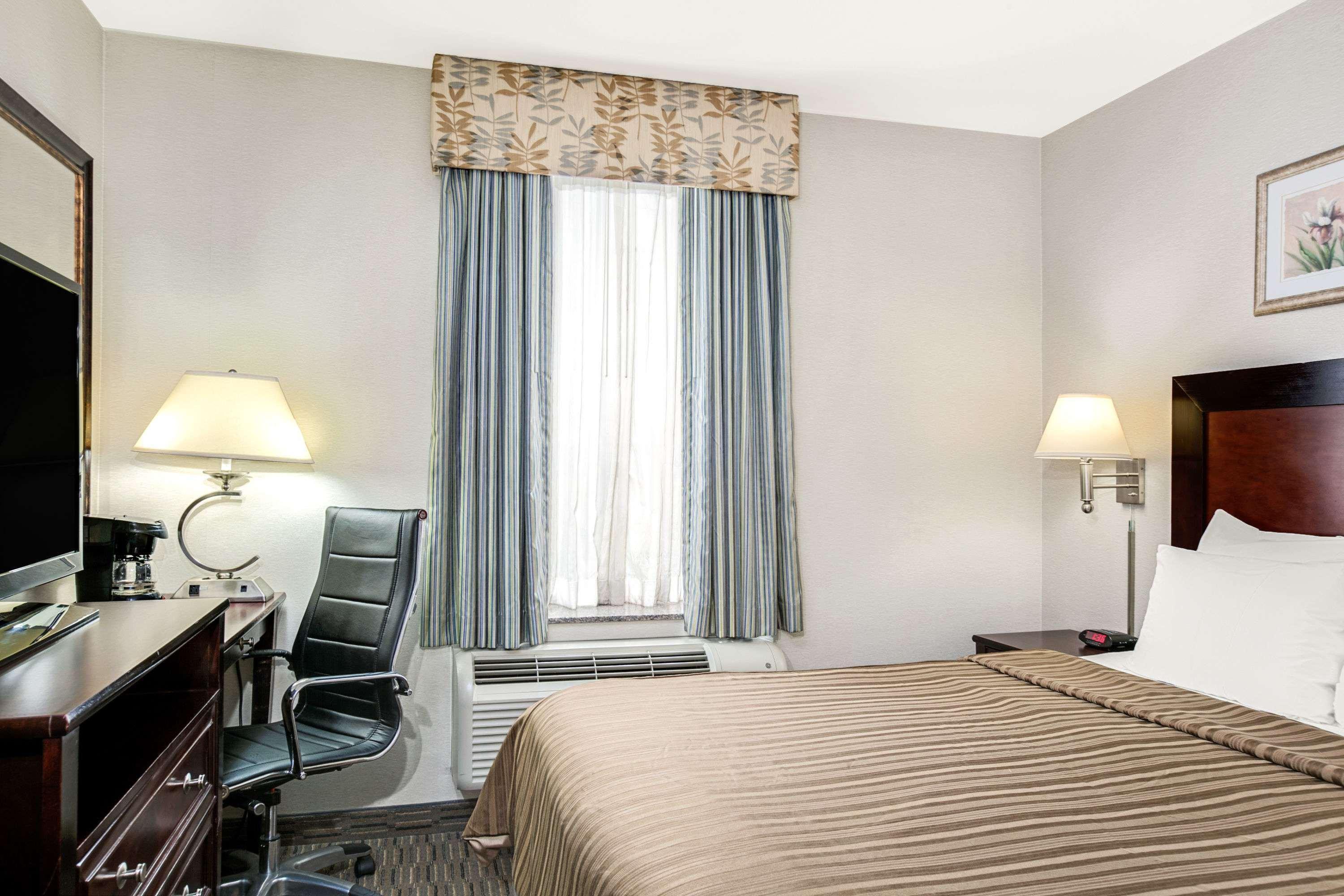 Days Inn By Wyndham Long Island City Ню Йорк Екстериор снимка